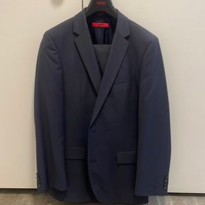 Dark Blue / Navy Hugo Boss men’s suit. 40R.